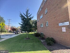 500 S Courthouse Rd in Arlington, VA - Building Photo - Building Photo