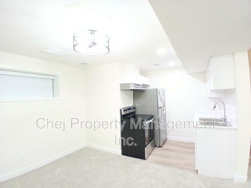 5144 Kinney Pl SW in Edmonton, AB - Building Photo