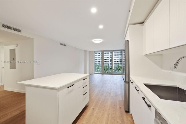 1500 Bay Rd, Unit N-0721 in Miami Beach, FL - Building Photo - Building Photo