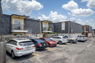 Le Chateau Apartments in Houston, TX - Building Photo - Building Photo