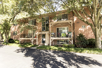 Brooke Court Apartments in Baltimore, MD - Building Photo - Building Photo