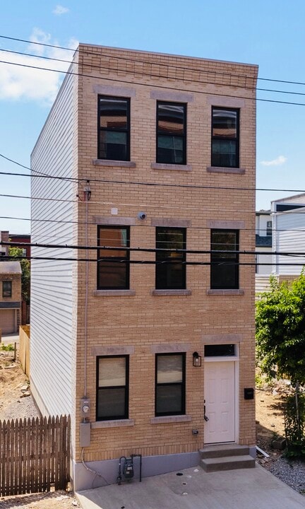 1313 Reddour St in Pittsburgh, PA - Building Photo