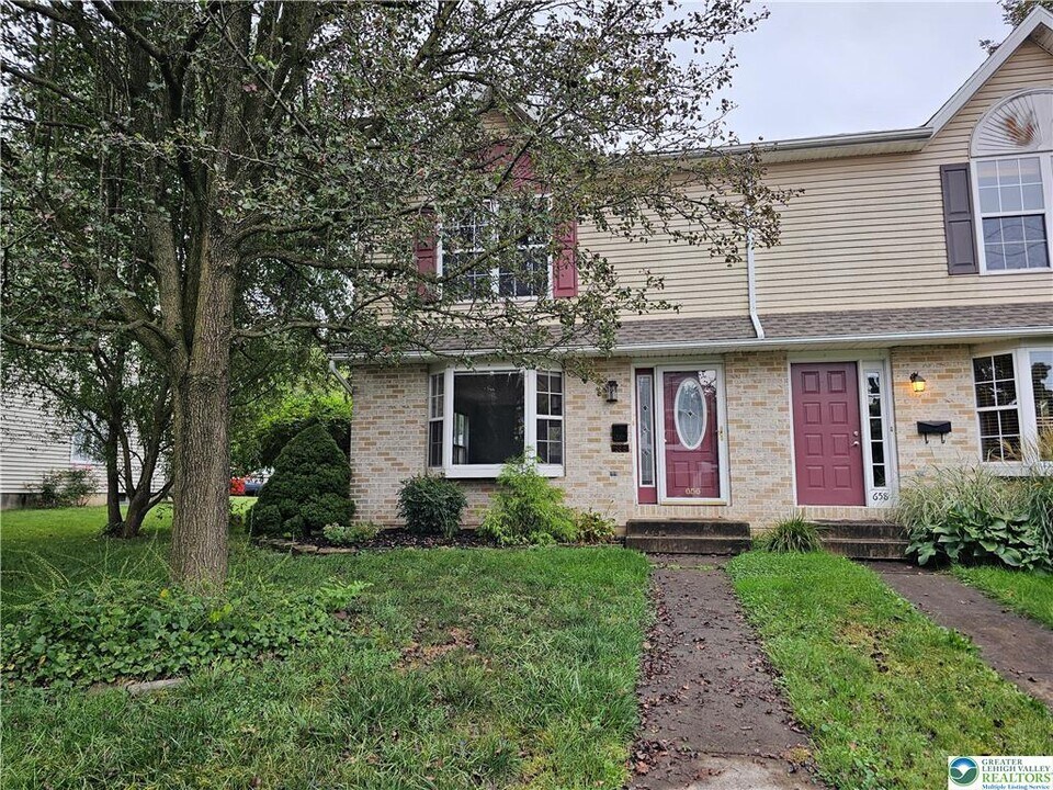 656 Furnace St in Emmaus, PA - Building Photo