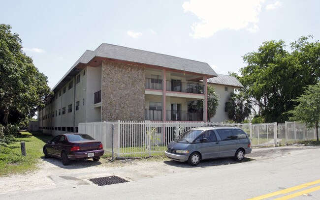 Royal Dixie Manor in Miami, FL - Foto de edificio - Building Photo