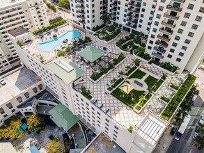 999 SW 1st Ave in Miami, FL - Building Photo - Building Photo