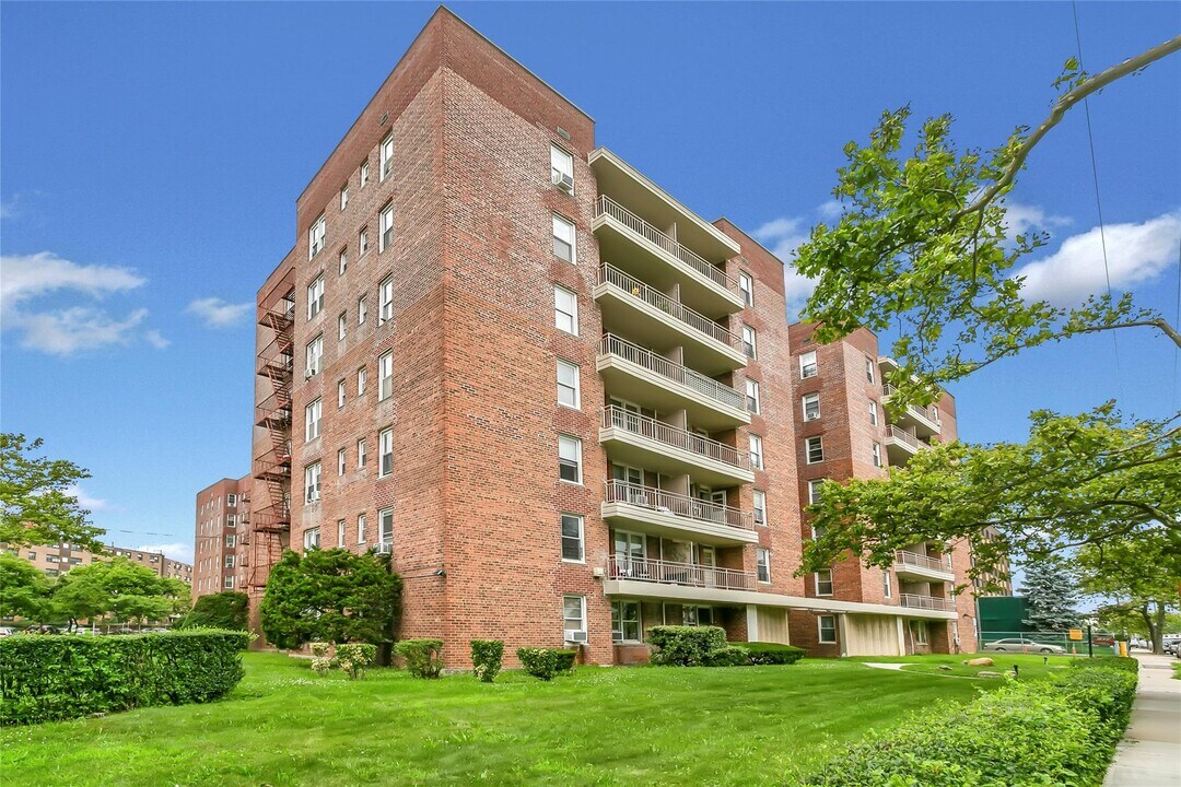 14-30 Seagirt Blvd in Queens, NY - Building Photo