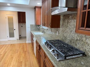 1327 Essex Way in San Jose, CA - Foto de edificio - Building Photo