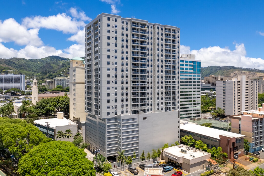 Holomua in Honolulu, HI - Building Photo