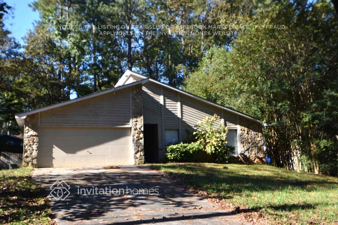 511 Pebble Creek Dr in Norcross, GA - Foto de edificio
