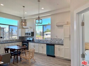 1129 W 37th St in Los Angeles, CA - Building Photo - Building Photo