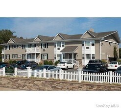 3-15 Willowbrook Ave, Unit 4D in Bay Shore, NY - Building Photo - Building Photo