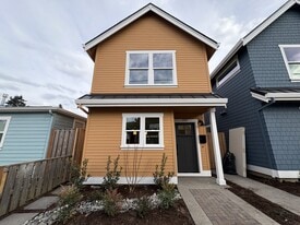 6960 NE 18th Ave in Portland, OR - Building Photo