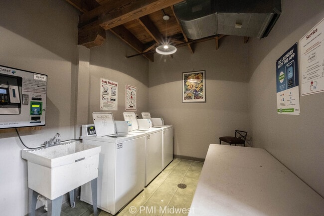 Lofts on Madison in Indianapolis, IN - Foto de edificio - Building Photo