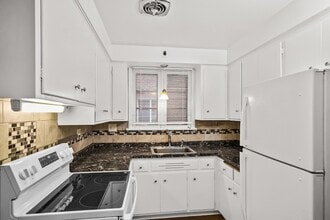 2230 Central St, Unit G in Evanston, IL - Foto de edificio - Building Photo