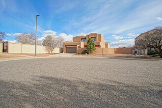 3928 Desert Sage Ct NW in Albuquerque, NM - Foto de edificio - Building Photo