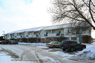 Stoughton Arms in Stoughton, WI - Foto de edificio - Building Photo