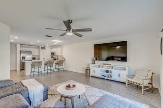 5007 Woods Edge Cir in Riviera Beach, FL - Building Photo - Building Photo