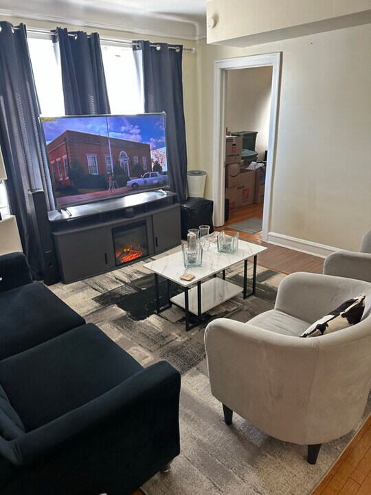 8328 S Ingleside Ave in Chicago, IL - Foto de edificio