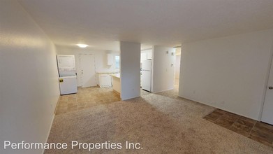 13345 Clairmont Way in Oregon City, OR - Foto de edificio - Building Photo
