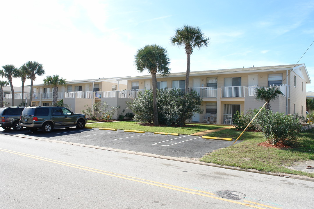 2411-2417 N Oleander Ave in Daytona Beach, FL - Foto de edificio