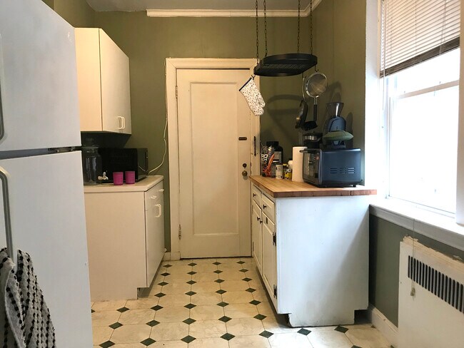 22 Fairbanks St, Unit 2 in Brookline, MA - Foto de edificio - Building Photo