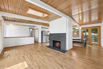 640 13th Way SW in Edmonds, WA - Foto de edificio - Building Photo