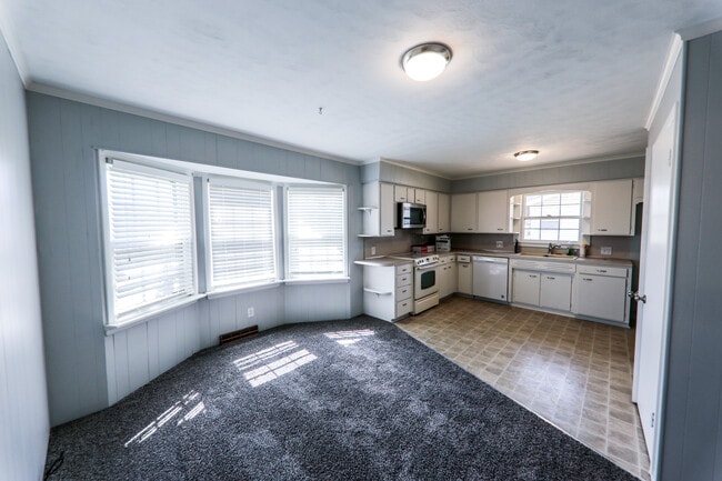 642 W Sylvania St in Springfield, MO - Building Photo - Building Photo