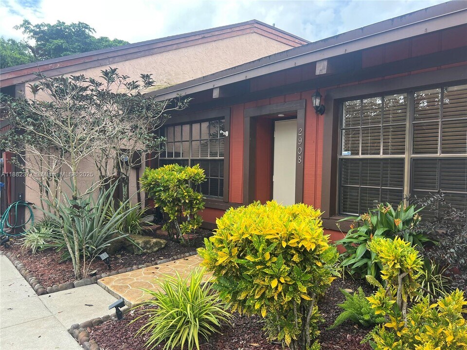 2908 N 35th Terrace in Hollywood, FL - Building Photo