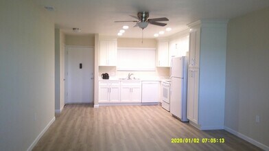 135 Monterey Dr in Vacaville, CA - Foto de edificio - Building Photo