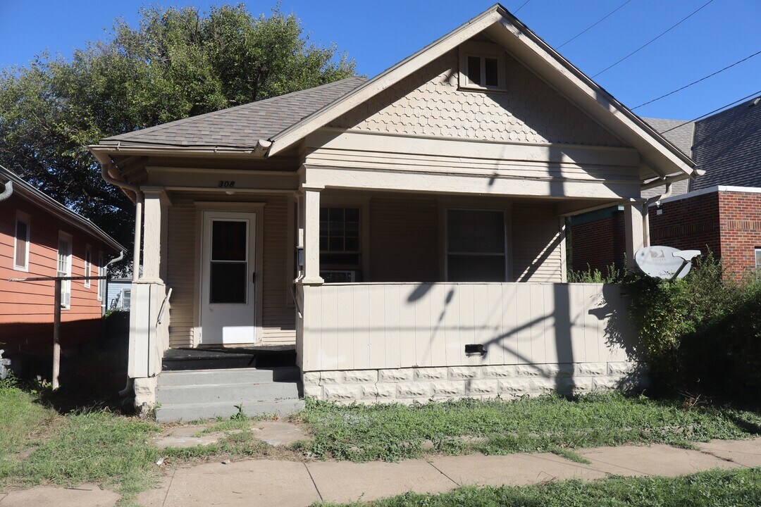 308 W Mulberry St in Salina, KS - Building Photo