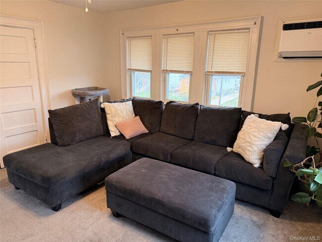 65 W Windsor Pkwy in Oceanside, NY - Building Photo - Building Photo