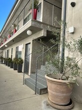 1418 N Poinsettia Pl in Los Angeles, CA - Foto de edificio - Building Photo