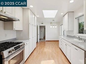 2047 Queens Ln in San Mateo, CA - Building Photo - Building Photo