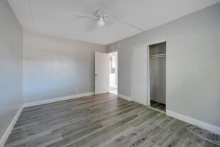 2475 18th Ave S in St. Petersburg, FL - Building Photo