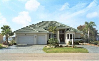 811 W Henry St in Punta Gorda, FL - Building Photo