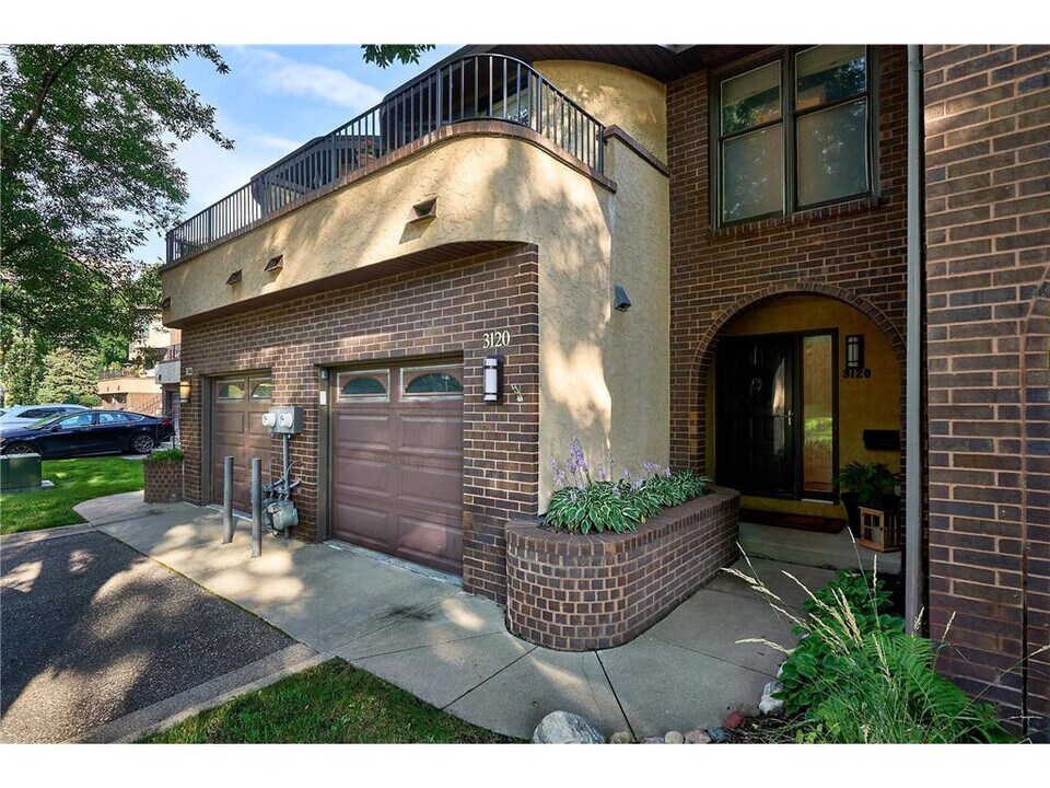 3120 Dean Ct in Minneapolis, MN - Building Photo