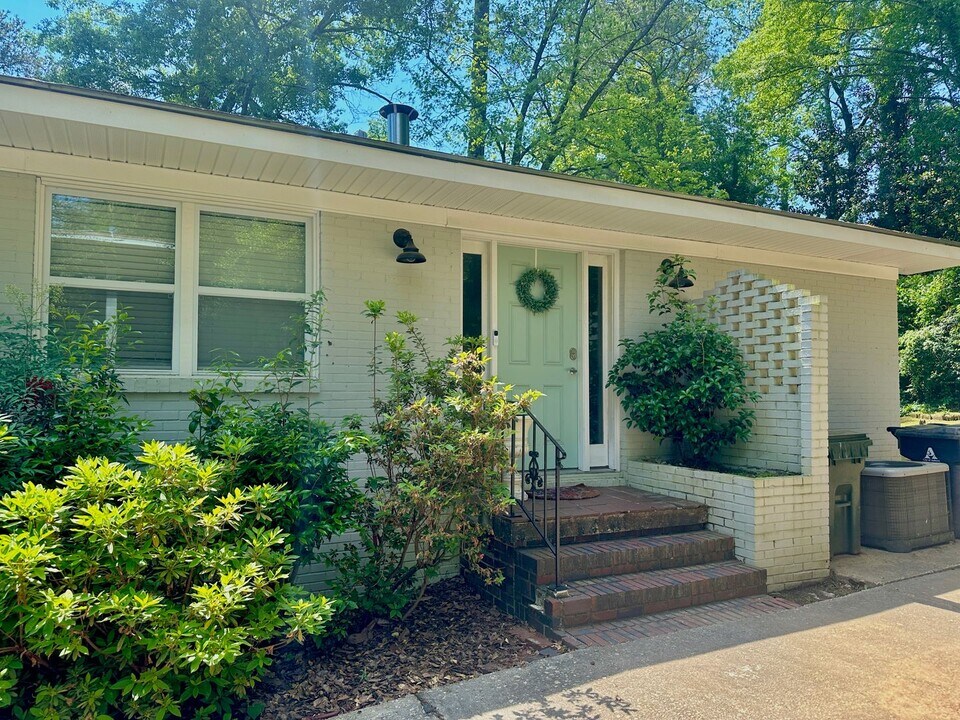 Short distance fro Campus and Downtown Aub in Auburn, AL - Building Photo