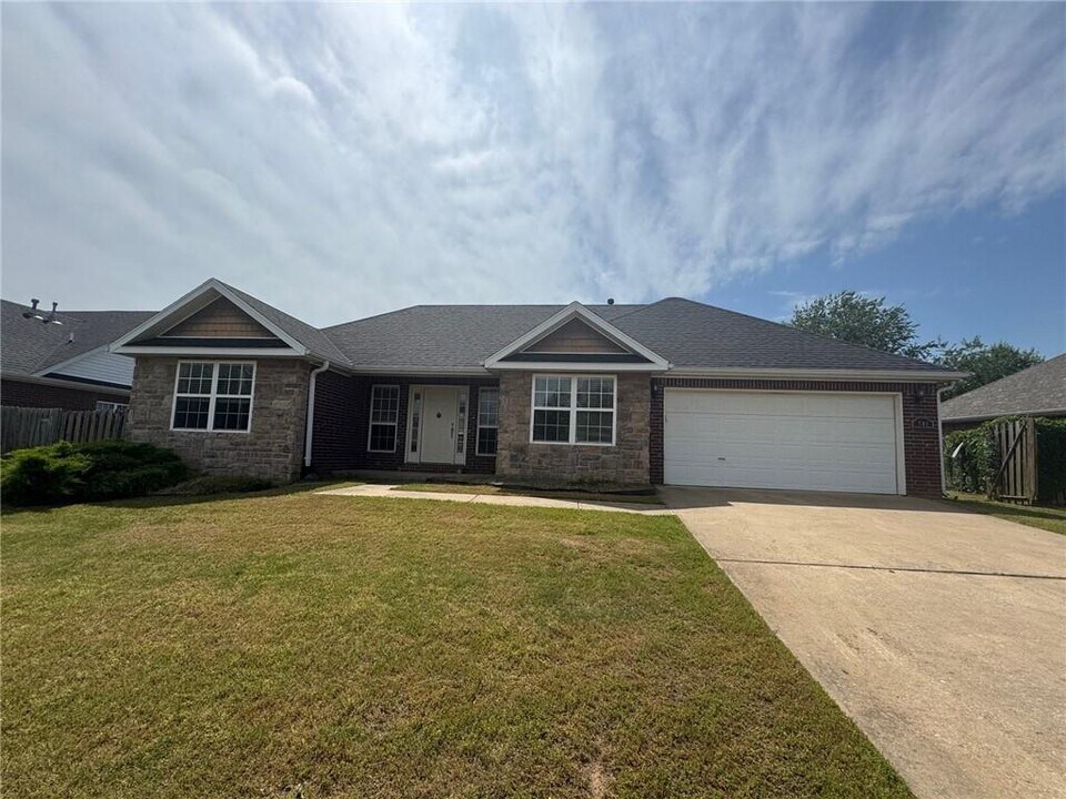 701 Reisling St in Centerton, AR - Building Photo