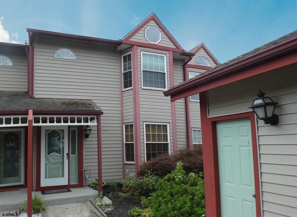 696 E Lake Front Cir in Galloway, NJ - Building Photo