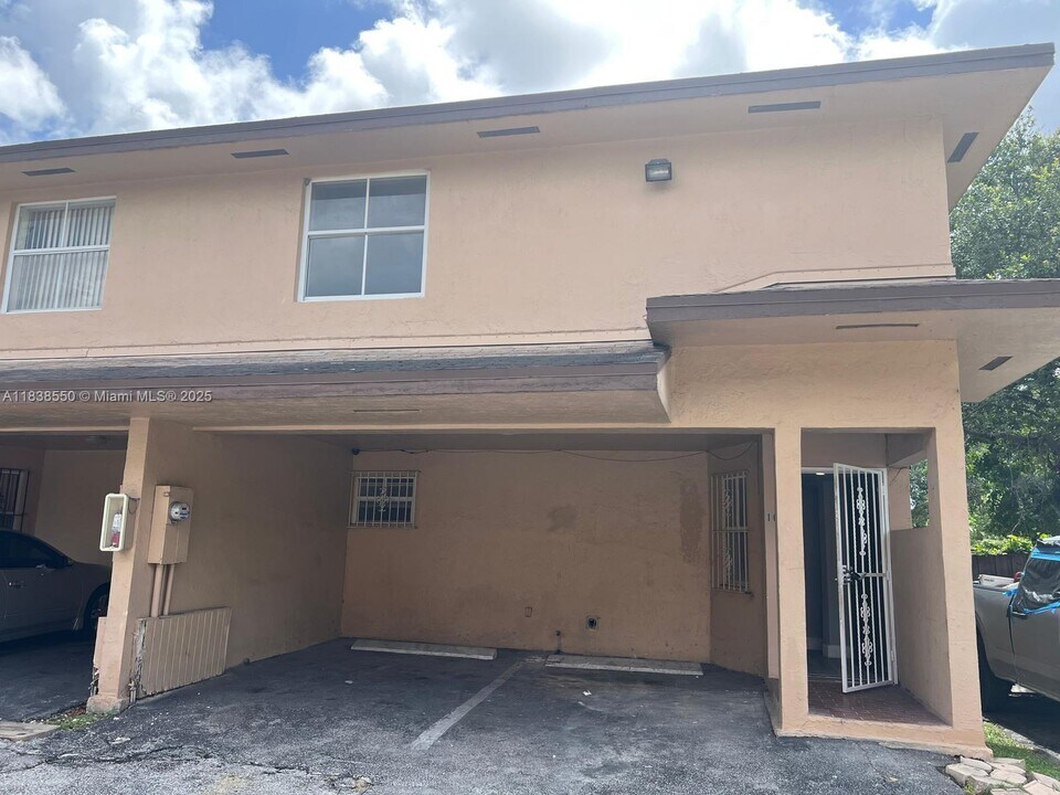 451 NE 136th St in North Miami, FL - Building Photo