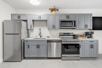 Park Shore Suites in Madeira Beach, FL - Building Photo - Building Photo