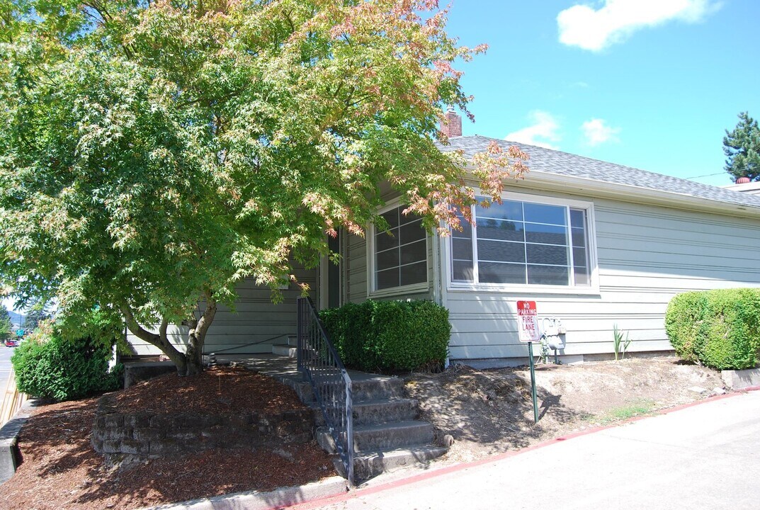 707 E Hancock St in Newberg, OR - Foto de edificio