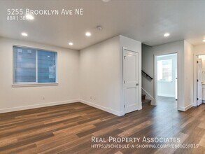 5255 Brooklyn Ave NE in Seattle, WA - Building Photo - Building Photo