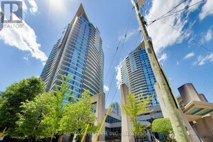 33 Elm Dr W in Mississauga, ON - Building Photo