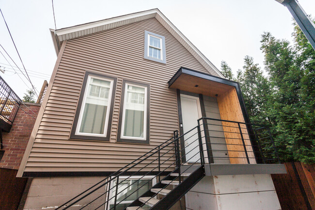 1313 W Wolfram St in Chicago, IL - Building Photo - Building Photo