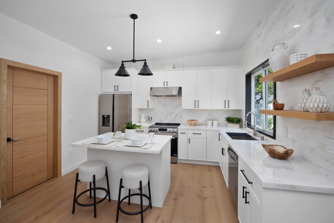 14351 Emelita St in Los Angeles, CA - Building Photo