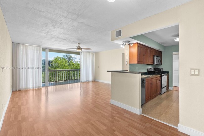 7051 Environ Blvd in Lauderhill, FL - Building Photo - Building Photo