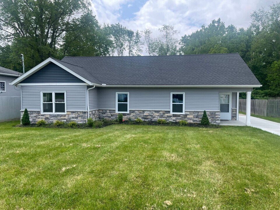 2064 Beach Dr in Akron, OH - Building Photo