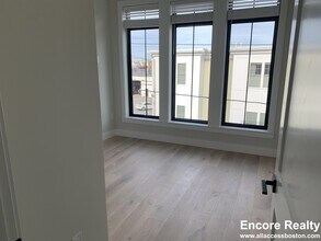 158 Everett St, Unit 203 in Boston, MA - Building Photo - Building Photo