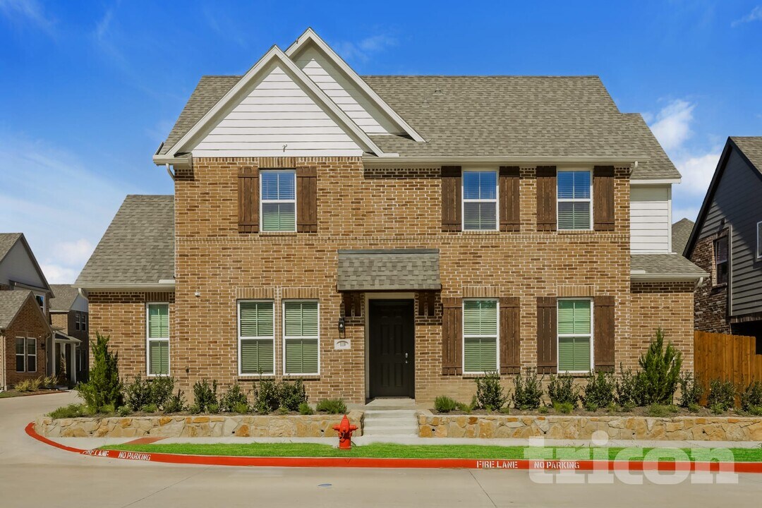 1110 Aylesbury Rd in Saginaw, TX - Building Photo